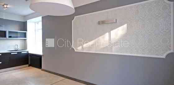 Земля в собственности, фасадный дом, благоустроенный озеленённый двор, Рига