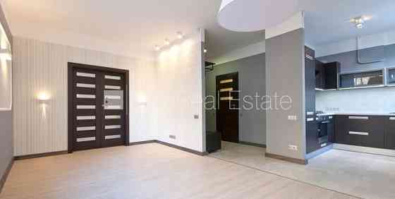 Земля в собственности, фасадный дом, благоустроенный озеленённый двор, Рига