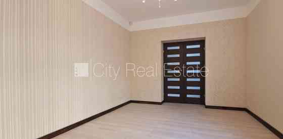 Земля в собственности, фасадный дом, благоустроенный озеленённый двор, Рига