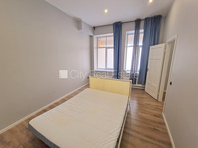 Здание во дворе, реновированный дом, закрытый двор, вход с улицы и со двора, окна Рига - изображение 6