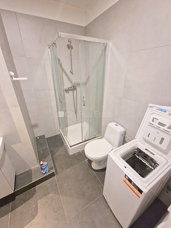 Здание во дворе, реновированный дом, закрытый двор, вход с улицы и со двора, окна Рига - изображение 11