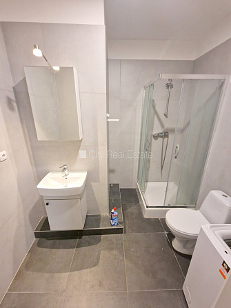 Здание во дворе, реновированный дом, закрытый двор, вход с улицы и со двора, окна Рига - изображение 10