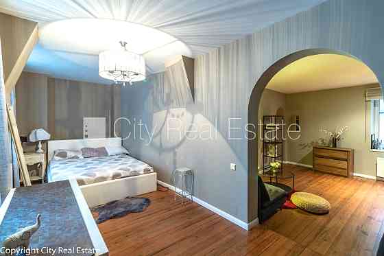 Фасадный дом, вход с улицы, окна выходят в обе стороны дома, студио, кухня Рига