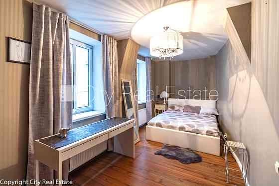 Фасадный дом, вход с улицы, окна выходят в обе стороны дома, студио, кухня Рига