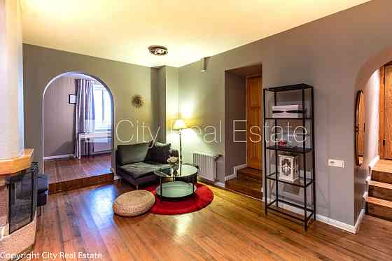 Фасадный дом, вход с улицы, окна выходят в обе стороны дома, студио, кухня Рига