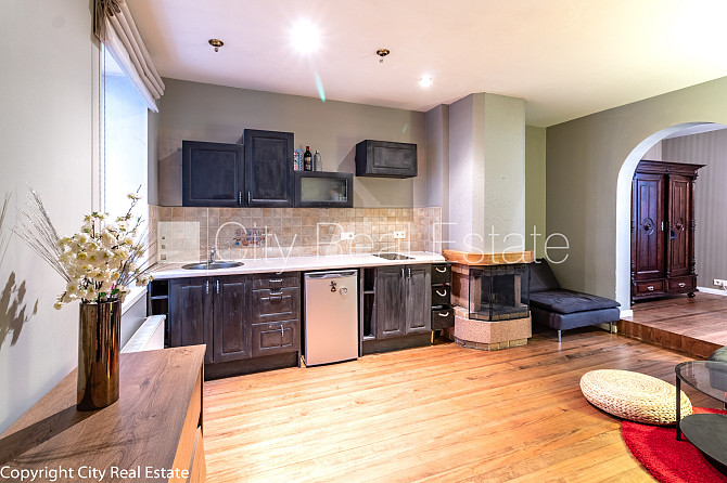 Фасадный дом, вход с улицы, окна выходят в обе стороны дома, студио, кухня Рига - изображение 4