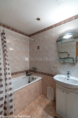 Фасадный дом, вход с улицы, окна выходят в обе стороны дома, студио, кухня Рига - изображение 10