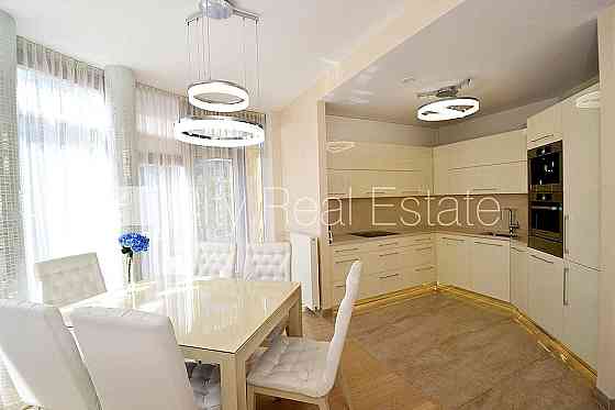 Земля в собственности, новостройка, монолитные бетонные стены, на подвальном Юрмала