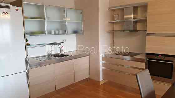 Здание во дворе, реновированный дом, территория обнесена забором, мансарда, Рига