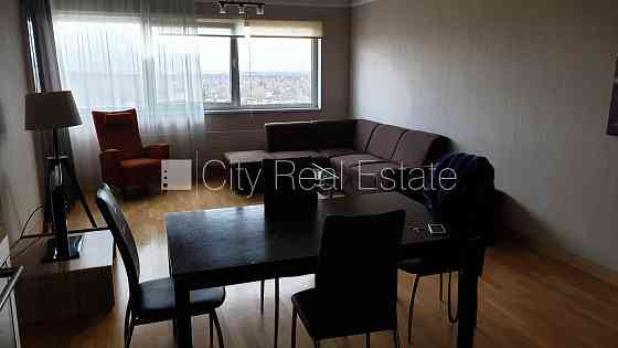 Здание во дворе, реновированный дом, территория обнесена забором, мансарда, Рига