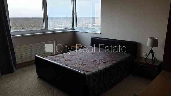 Здание во дворе, реновированный дом, территория обнесена забором, мансарда, Рига