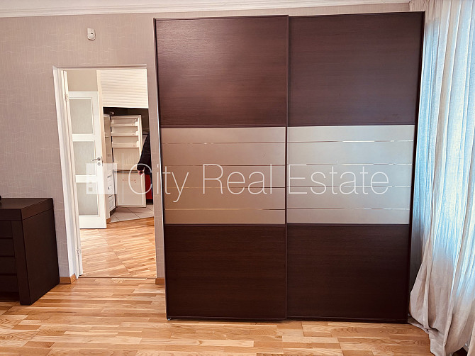 Здание во дворе, реновированный дом, территория обнесена забором, мансарда, Рига - изображение 18