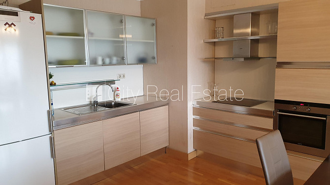 Здание во дворе, реновированный дом, территория обнесена забором, мансарда, Рига - изображение 3