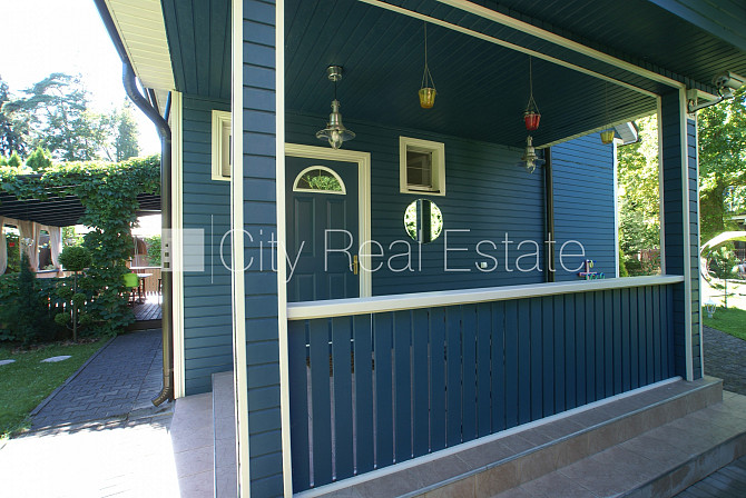 Благоустроенный озеленённый двор, территория обнесена забором, терасса, Юрмала - изображение 13