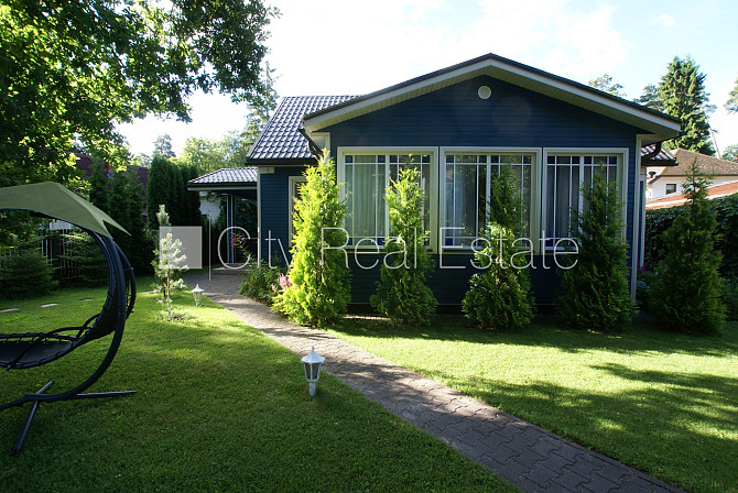 Благоустроенный озеленённый двор, территория обнесена забором, терасса, Юрмала - изображение 15