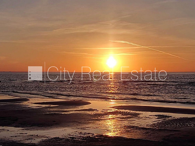 Благоустроенный озеленённый двор, территория обнесена забором, терасса, Юрмала - изображение 17