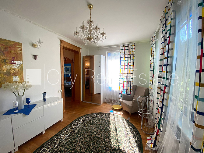 Благоустроенный озеленённый двор, территория обнесена забором, терасса, Юрмала - изображение 9