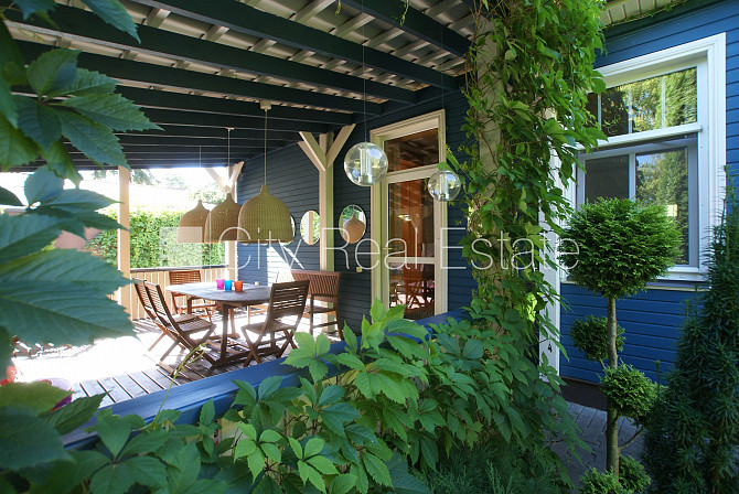 Благоустроенный озеленённый двор, территория обнесена забором, терасса, Юрмала - изображение 12