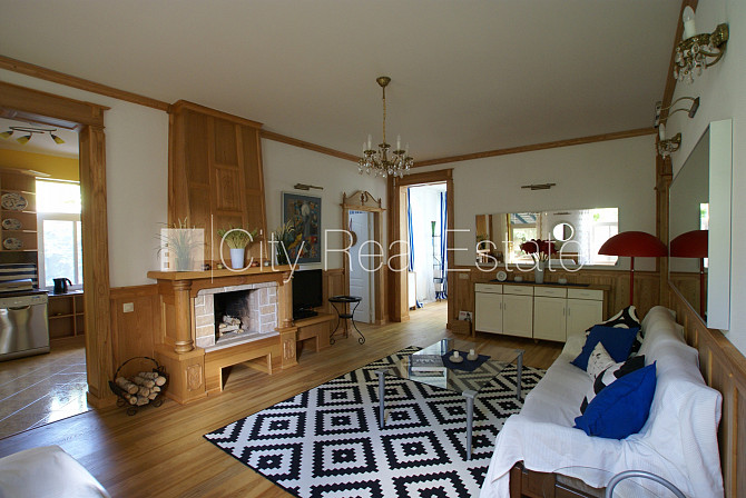 Благоустроенный озеленённый двор, территория обнесена забором, терасса, Юрмала - изображение 4