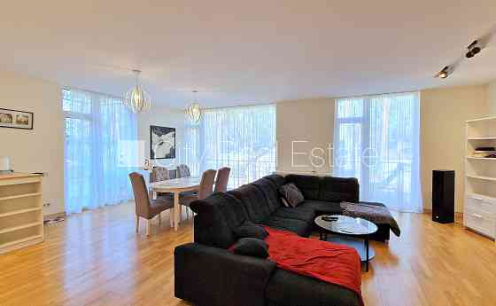 Новостройка, благоустроенный озеленённый двор, въездные ворота оснащены Юрмала