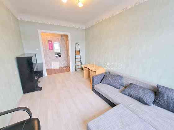 Фасадный дом, закрытый двор, место для машины, вход с улицы и со двора, окна Рига