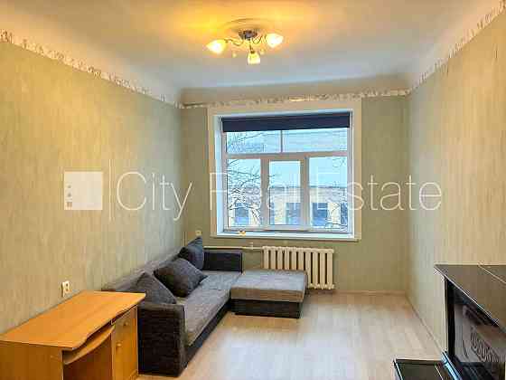 Фасадный дом, закрытый двор, место для машины, вход с улицы и со двора, окна Рига