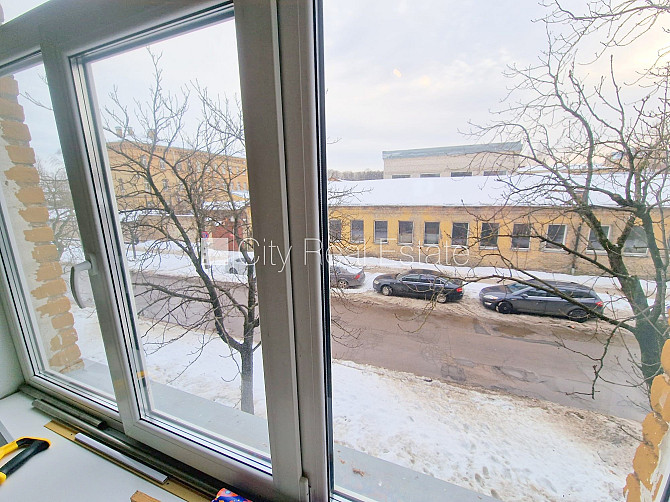 Фасадный дом, закрытый двор, место для машины, вход с улицы и со двора, окна Рига - изображение 8