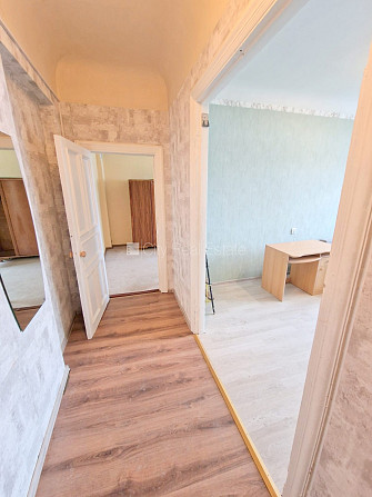 Фасадный дом, закрытый двор, место для машины, вход с улицы и со двора, окна Рига - изображение 10