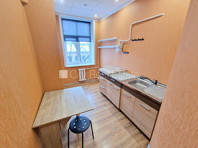 Фасадный дом, закрытый двор, место для машины, вход с улицы и со двора, окна Рига - изображение 3