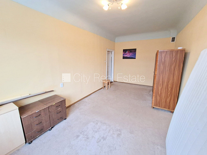 Фасадный дом, закрытый двор, место для машины, вход с улицы и со двора, окна Рига - изображение 16