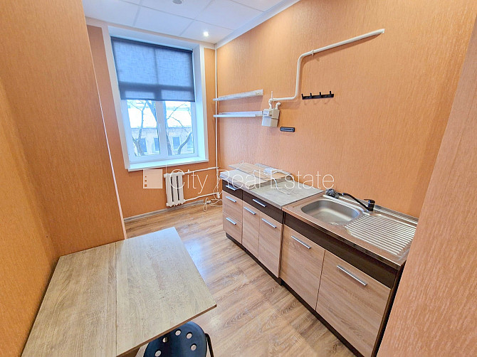 Фасадный дом, закрытый двор, место для машины, вход с улицы и со двора, окна Рига - изображение 15