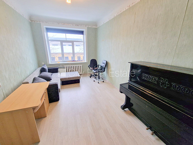 Фасадный дом, закрытый двор, место для машины, вход с улицы и со двора, окна Рига - изображение 12