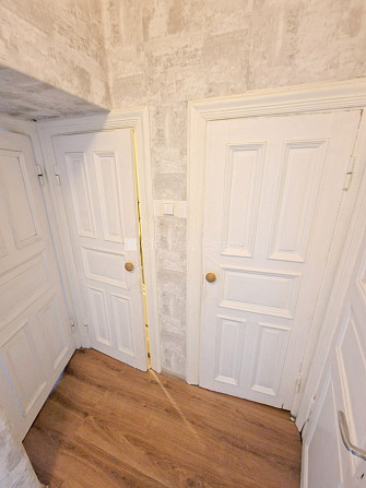 Фасадный дом, закрытый двор, место для машины, вход с улицы и со двора, окна Рига - изображение 17