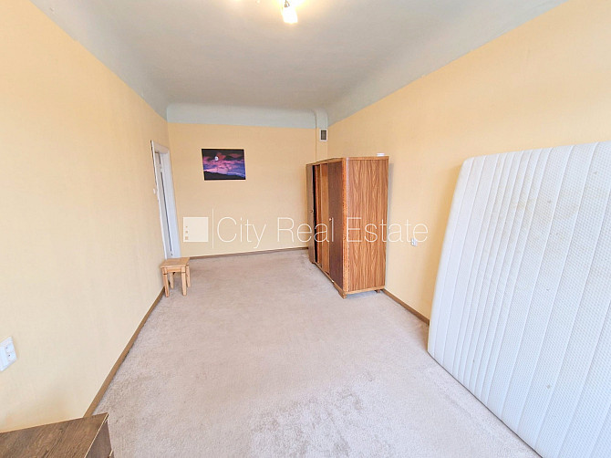 Фасадный дом, закрытый двор, место для машины, вход с улицы и со двора, окна Рига - изображение 18