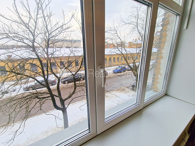 Фасадный дом, закрытый двор, место для машины, вход с улицы и со двора, окна Рига - изображение 19