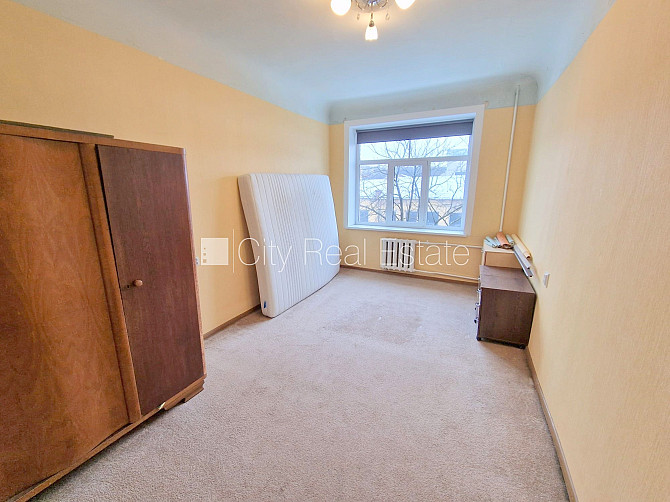 Фасадный дом, закрытый двор, место для машины, вход с улицы и со двора, окна Рига - изображение 11