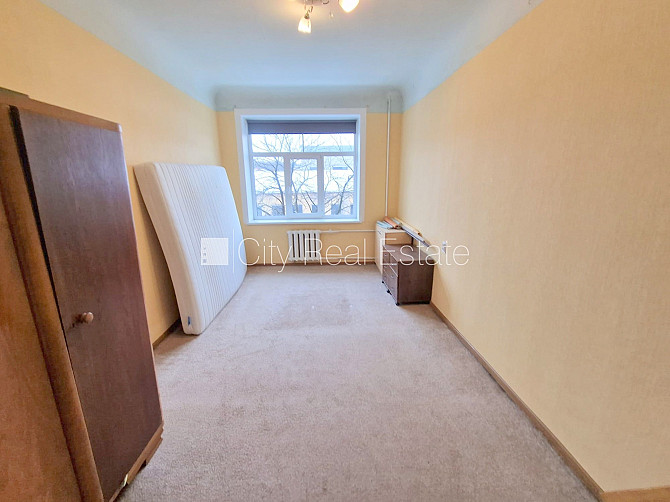 Фасадный дом, закрытый двор, место для машины, вход с улицы и со двора, окна Рига - изображение 14