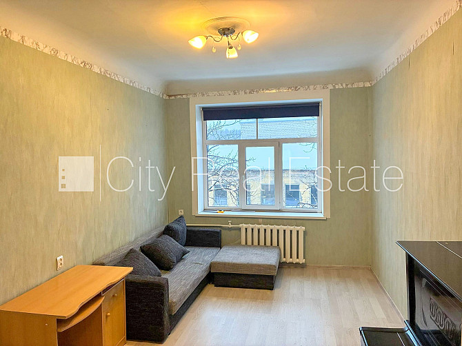 Фасадный дом, закрытый двор, место для машины, вход с улицы и со двора, окна Рига - изображение 1