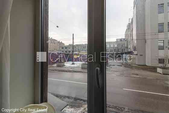 Фасадный дом, фасад с деревянной отделкой, место для машины, вход со двора, окна Рига