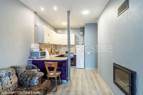 Фасадный дом, фасад с деревянной отделкой, место для машины, вход со двора, окна Рига