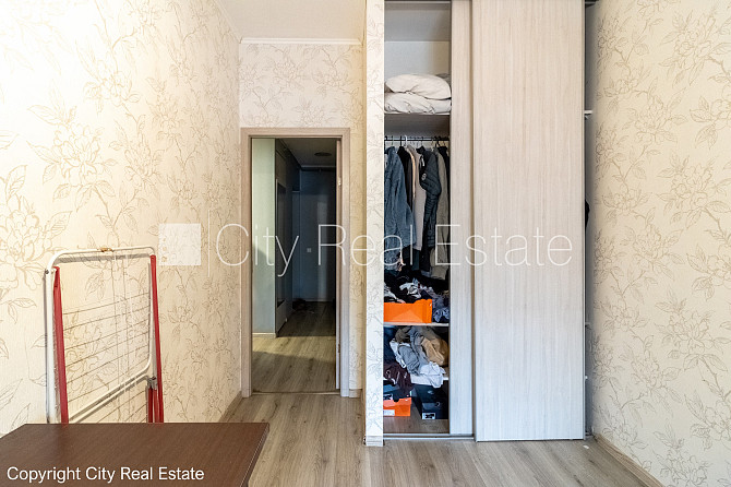 Фасадный дом, фасад с деревянной отделкой, место для машины, вход со двора, окна Рига - изображение 18