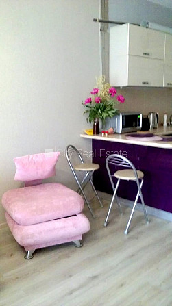 Фасадный дом, фасад с деревянной отделкой, место для машины, вход со двора, окна Рига - изображение 8