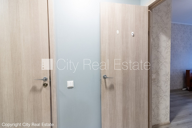 Фасадный дом, фасад с деревянной отделкой, место для машины, вход со двора, окна Рига - изображение 16