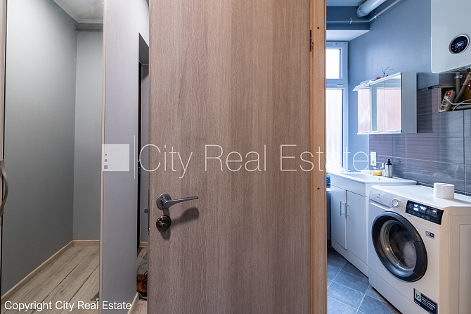 Фасадный дом, фасад с деревянной отделкой, место для машины, вход со двора, окна Рига - изображение 20