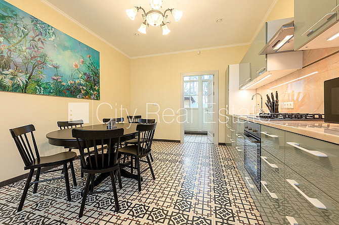 Частный дом, благоустроенный озеленённый двор, территория обнесена забором, Юрмала - изображение 3