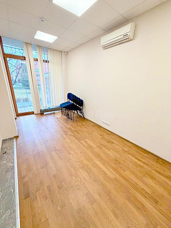 Фасадный дом, реновированный дом, вход с улицы, окна выходят на улицу, холл, Рига - изображение 20