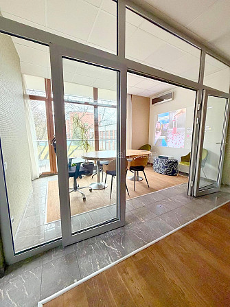 Фасадный дом, реновированный дом, вход с улицы, окна выходят на улицу, холл, Рига - изображение 15