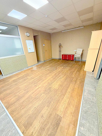 Фасадный дом, реновированный дом, вход с улицы, окна выходят на улицу, холл, Рига - изображение 17