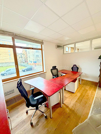 Фасадный дом, реновированный дом, вход с улицы, окна выходят на улицу, холл, Рига - изображение 19