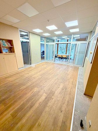 Фасадный дом, реновированный дом, вход с улицы, окна выходят на улицу, холл, Рига - изображение 18